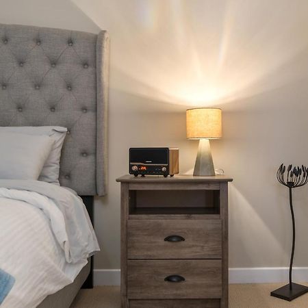 Rustic Modern 2 Bed 2 Bath With Lakeview Pool And Hot Tub Invermere Ngoại thất bức ảnh