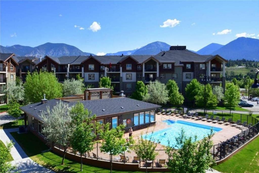 Rustic Modern 2 Bed 2 Bath With Lakeview Pool And Hot Tub Invermere Ngoại thất bức ảnh